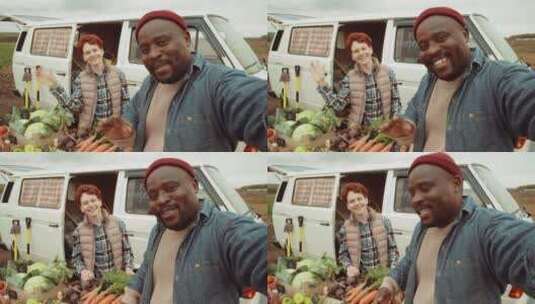 农民夫妻在农田里直播卖蔬菜高清在线视频素材下载