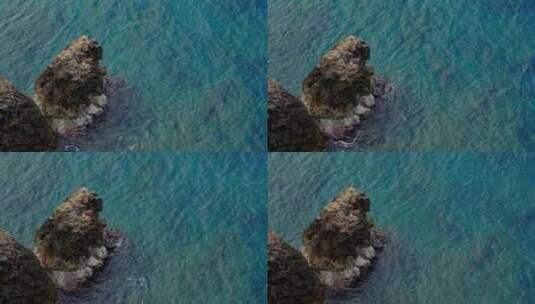 航拍海边浪花岩石高清在线视频素材下载