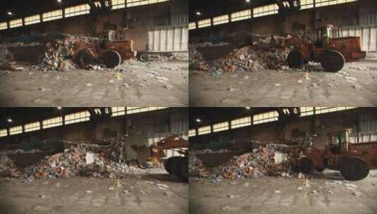 铲车在一个仓库里铲除垃圾高清在线视频素材下载