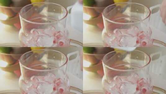 西瓜汁加入冰块柠檬茶果茶高清在线视频素材下载