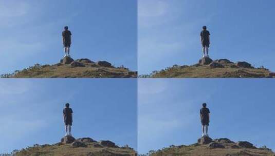 男子山顶站立眺望远方高清在线视频素材下载