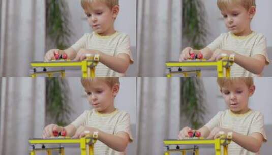 小男孩玩玩具火车玩创意游戏高清在线视频素材下载