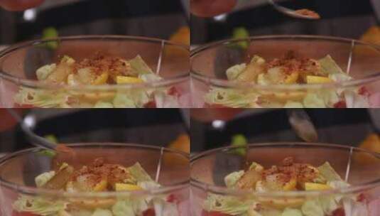 密封罐配制调料腌制跳水泡菜过程高清在线视频素材下载
