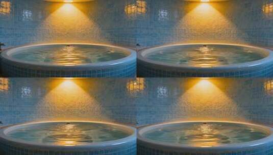 室内蓝色马赛克浴缸灯光温暖治愈泡澡视频高清在线视频素材下载