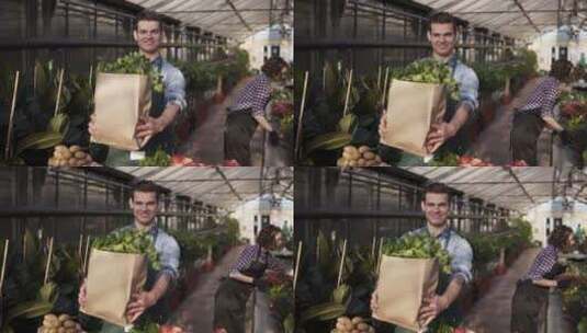 拿着蔬菜纸袋的高个子男人高清在线视频素材下载