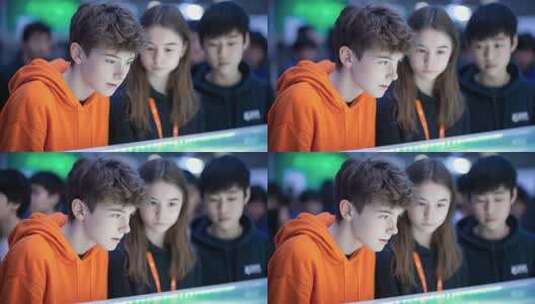 青少年专注观看科技展台屏幕高清在线视频素材下载