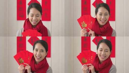 中国女子手握红包喜感，红包上的字意味着好高清在线视频素材下载