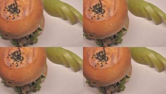 汉堡和盘子上的梨片高清在线视频素材下载