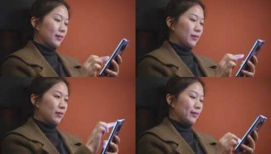 中年女性居家室内使用手机高清在线视频素材下载