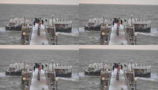 威海金海湾栈桥结冰与海浪拍打高清在线视频素材下载