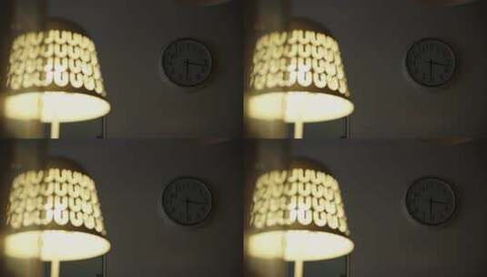 室内台灯与时钟光影高清在线视频素材下载