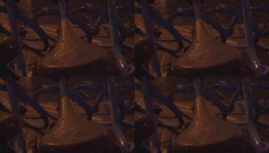 4K雨天夜幕下的共享单车鞍座高清在线视频素材下载