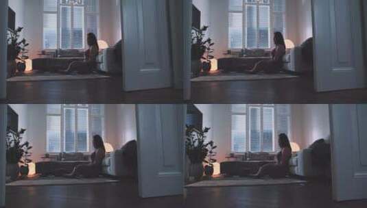 女人在公寓里做瑜伽高清在线视频素材下载