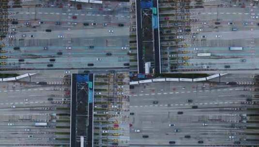 从空中俯瞰繁忙的高速公路高清在线视频素材下载