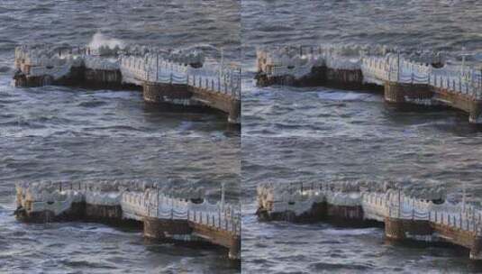 威海高区金海湾国际饭店栈桥上海冰与海浪高清在线视频素材下载