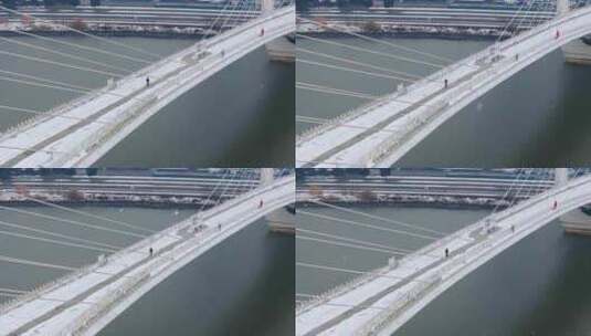 雪中南京之眼步行桥上的行人高清在线视频素材下载