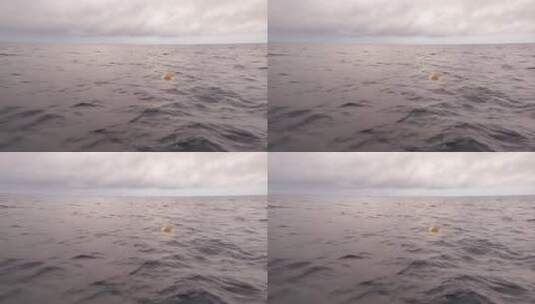 海上漂浮物与远景小船高清在线视频素材下载