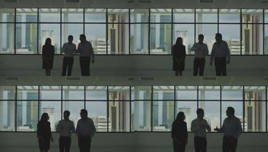 非洲 中国商人与当地商业伙伴谈话高清在线视频素材下载