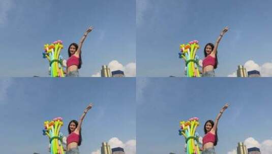 女孩手持彩色气球打卡济南宽厚里、泉城广场高清在线视频素材下载