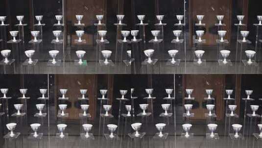 景德镇御窑博物馆陈列展示架上的青花瓷杯高清在线视频素材下载