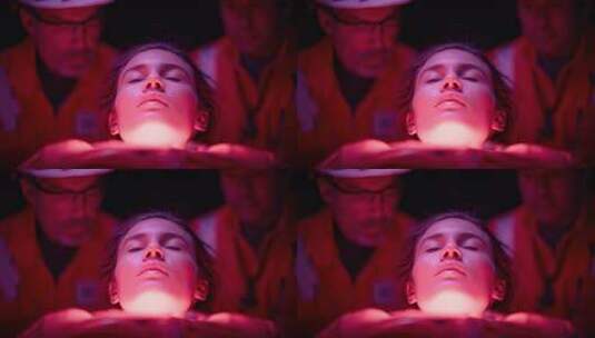 急救人员抢救病人红光营造紧张氛围高清在线视频素材下载