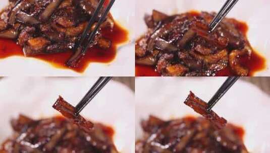 筷子夹起一块鱼香茄盒高清在线视频素材下载