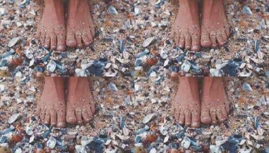 海滩上沙滩上有贝壳的女人脚高清在线视频素材下载
