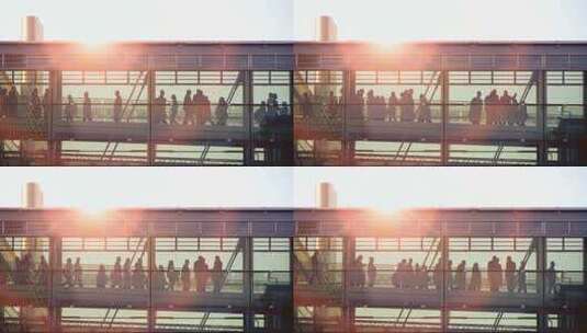 行人通过玻璃天桥的场景高清在线视频素材下载