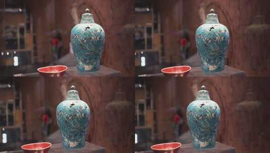 明代宣德 孔雀绿地青花鱼藻纹梅瓶高清在线视频素材下载