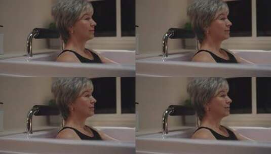 中老年女性浴缸内放松沐浴高清在线视频素材下载