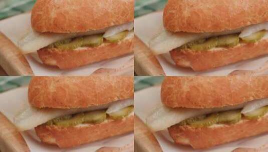 木桌特写荷兰斯堪的纳维亚三明治配鲱鱼洋葱高清在线视频素材下载