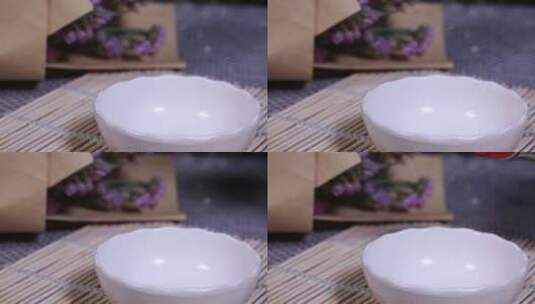 白瓷碗倒酱油调料生抽高清在线视频素材下载