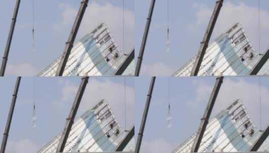 建筑工人城市高空安装作业 玻璃顶蓝天背景高清在线视频素材下载