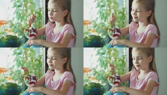 女孩在窗边吃冰淇淋高清在线视频素材下载