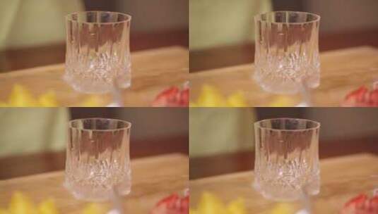 玻璃杯倒果汁 (1)高清在线视频素材下载
