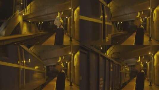 戴着面具的男人站在火车前高清在线视频素材下载