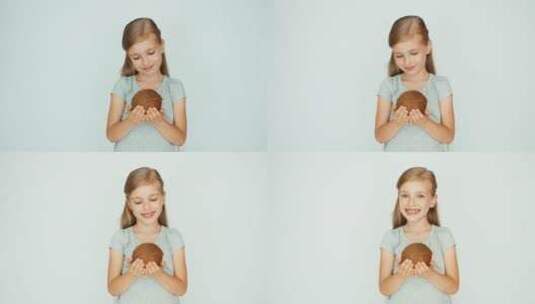 女孩拿着一个椰子在相机前微笑高清在线视频素材下载