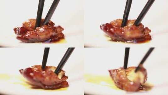 筷子夹起一块多汁鸡肉高清在线视频素材下载