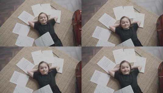 一个躺在地板上的女孩高清在线视频素材下载