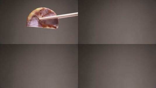 筷子夹起一片熟食卤肉高清在线视频素材下载