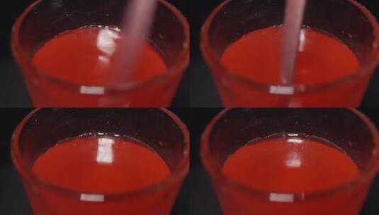 草莓果汁樱桃果汁玻璃杯清水冲泡高清在线视频素材下载