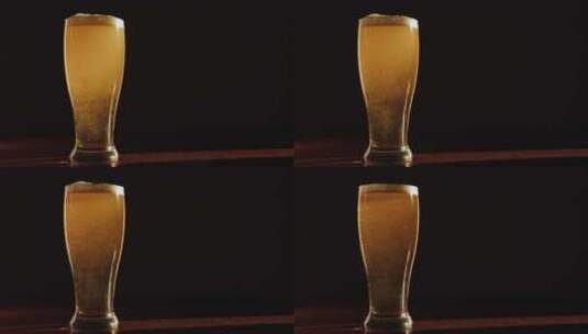 啤酒中的气泡在倒入玻璃杯后猛烈上升到顶部高清在线视频素材下载