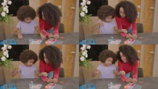 快乐的学龄非裔美国女孩向母亲展示手工项链高清在线视频素材下载