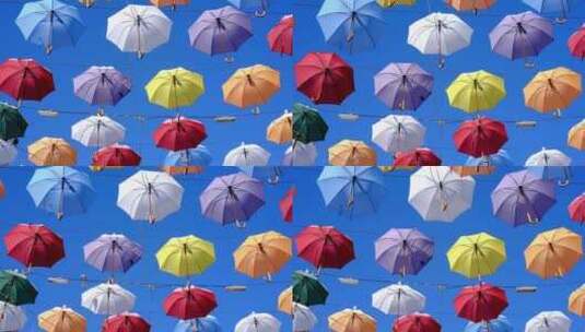挂在天空的五颜六色的雨伞遮阳伞高清在线视频素材下载