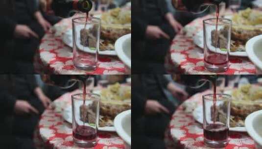 节日聚会餐桌上倒红酒高清在线视频素材下载
