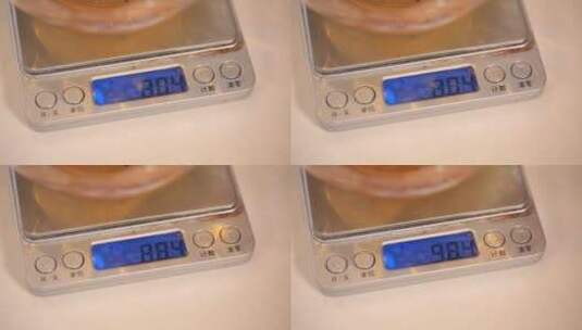 一碗油脂并用厨房秤称重量高清在线视频素材下载