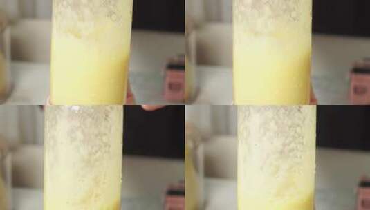 菠萝加入榨汁机榨菠萝汁高清在线视频素材下载