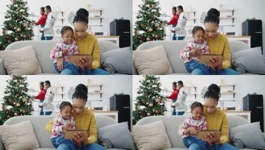 圣诞节母亲陪女儿玩平板高清在线视频素材下载