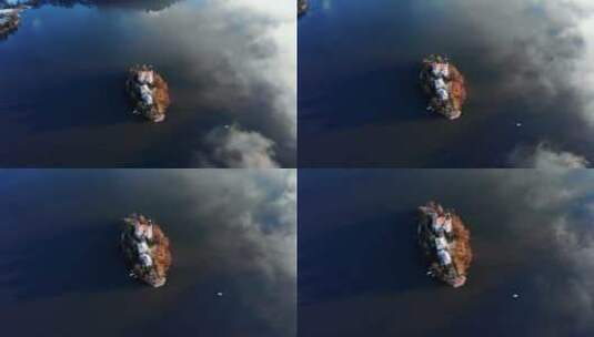 相机飞过布莱德湖岛，当它平移到岛上和一艘传统的plenta船上时高清在线视频素材下载