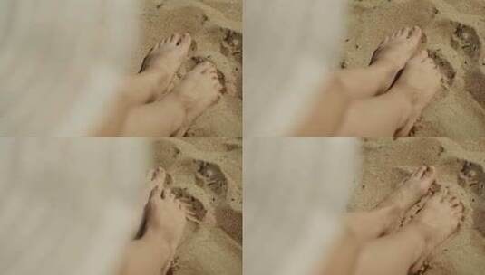 女孩的脚享受沙滩上的白沙高清在线视频素材下载